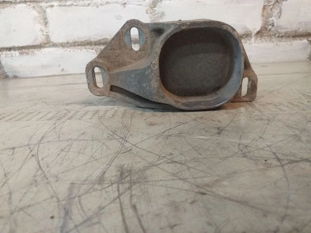 Mootori kinnituskronstein 8E0199335N