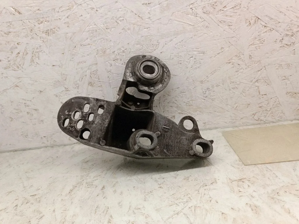 Engine mounting bracket 8E0199351A