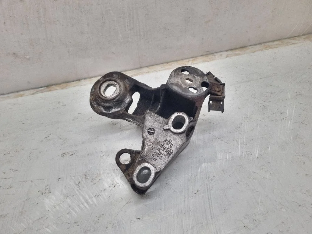 Engine mounting bracket 8E0199352D
