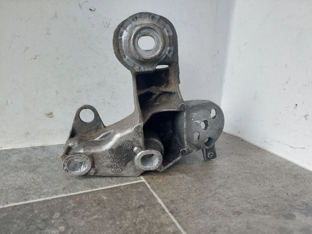 Mootori kinnituskronstein 8E0199352