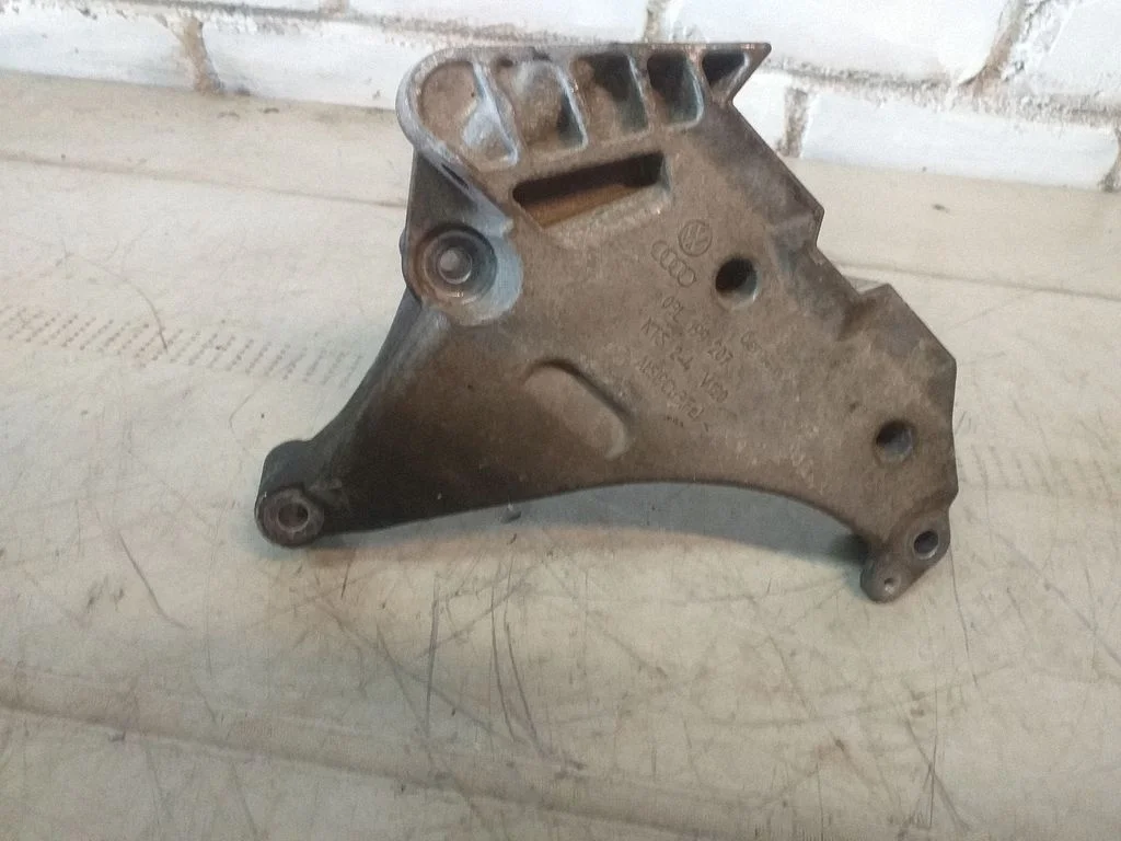 Mootori kinnituskronstein 03L199207