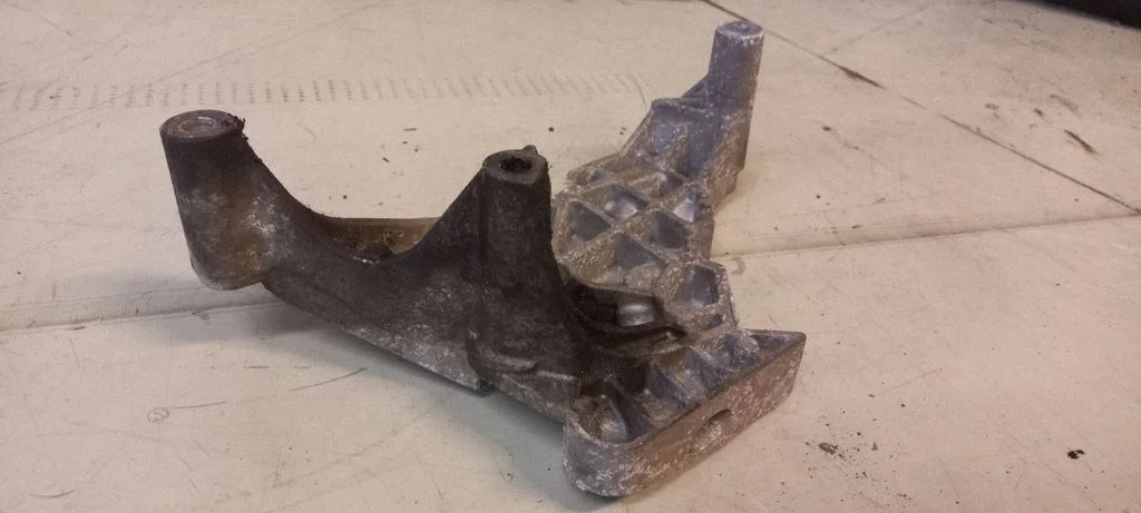 Engine mounting bracket 03G199207F