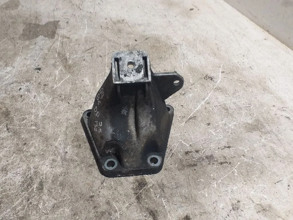 Mootori kinnituskronstein 4B0199308