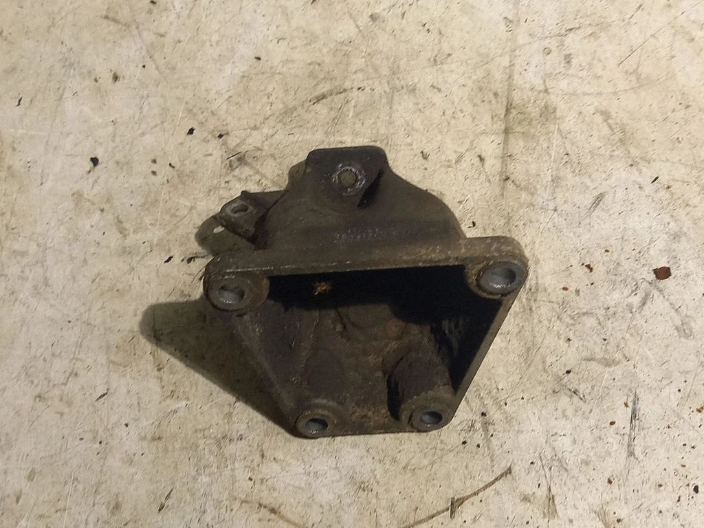 Engine mounting bracket 4B0199308
