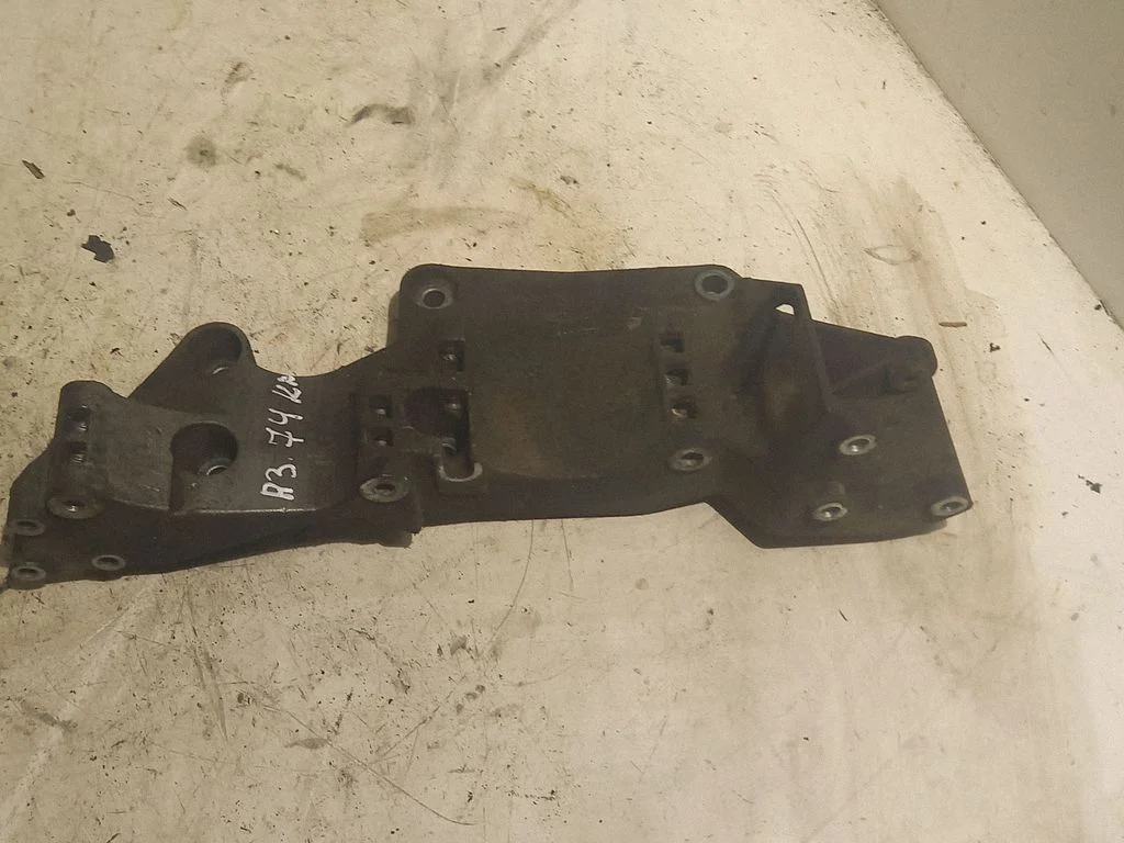 Engine mounting bracket – Audi A3 S3 8L (1996-2003)