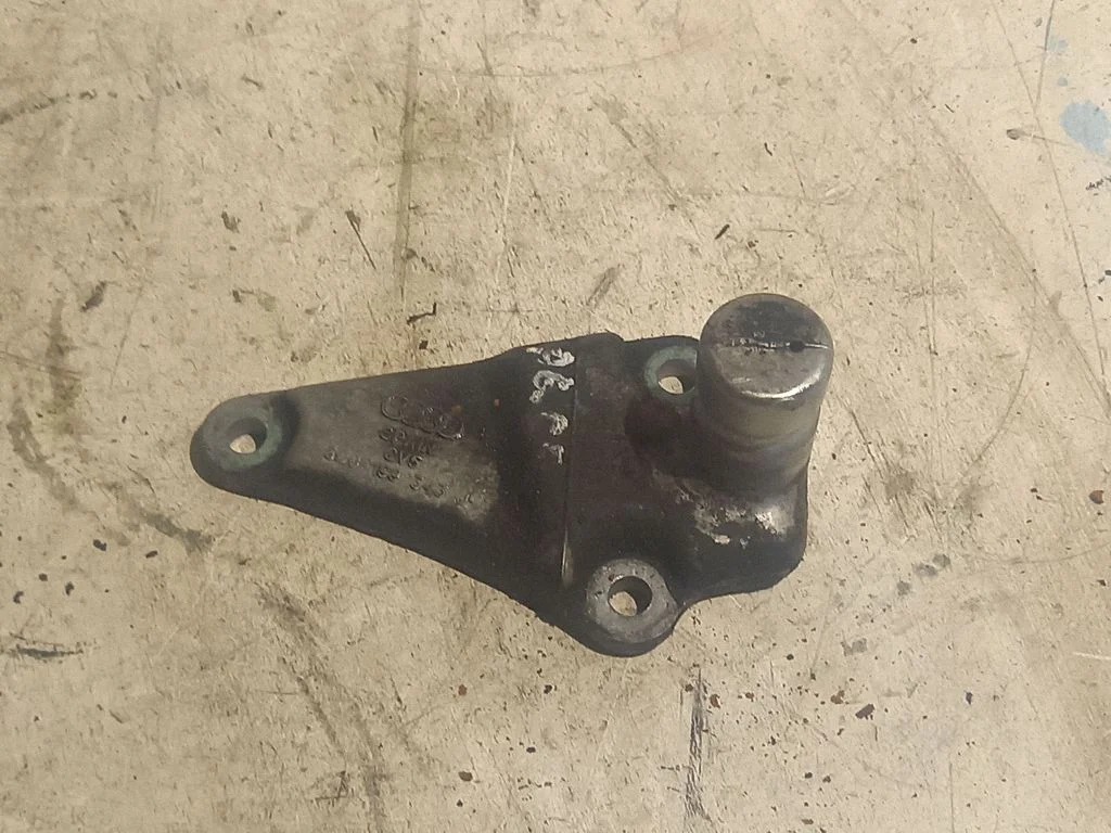 Engine mounting bracket 8D0199343J