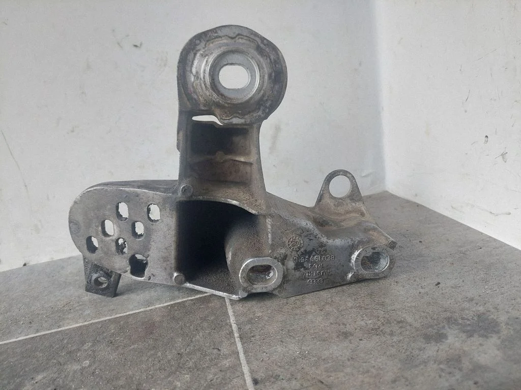 Mootori kinnituskronstein 8E0199351C