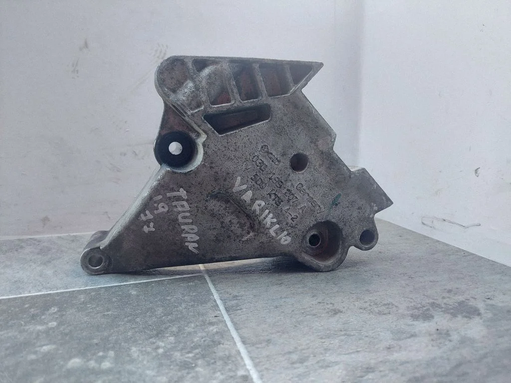Engine mounting bracket – Volkswagen Touran I (2003-2010)