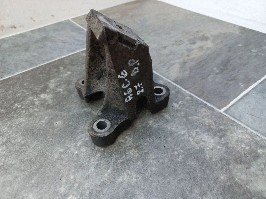 Engine mounting bracket – Audi A6 Allroad C6 (2006-2011)