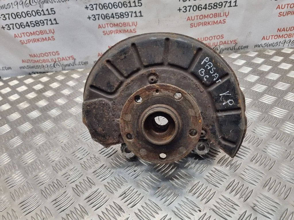 Front wheel hub spindle knuckle – left