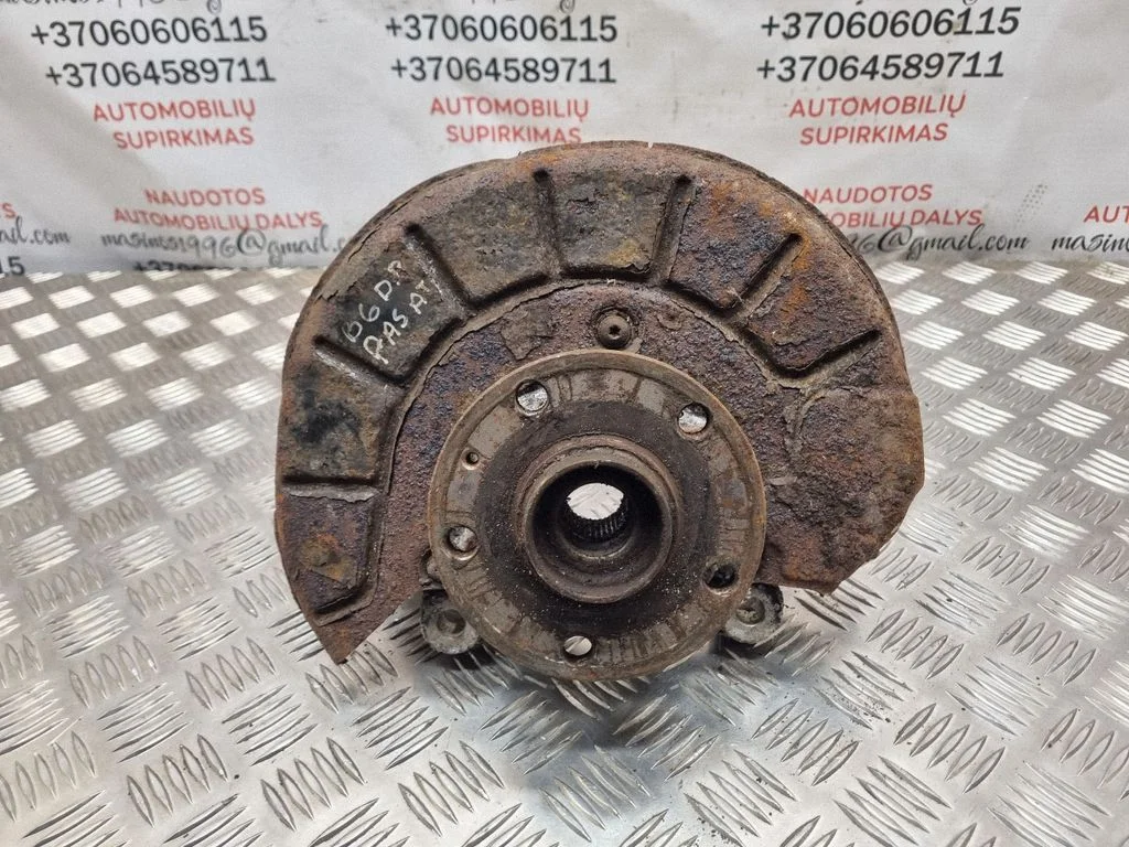Front wheel hub spindle knuckle – right