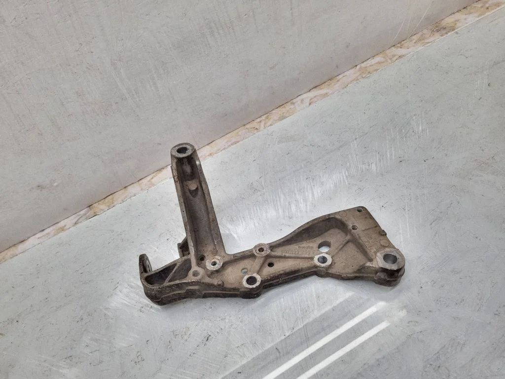 Front lower control arm/wishbone 1K0199296F