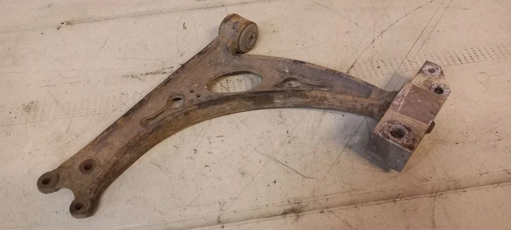 Front lower control arm/wishbone 1K0199297G