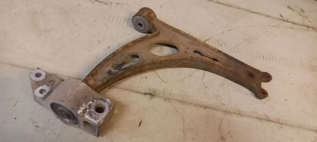 Front lower control arm/wishbone 1K0407153G