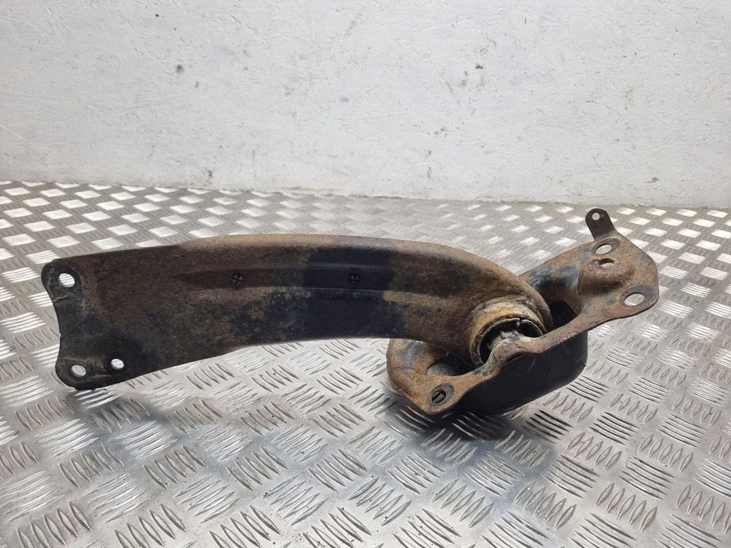 Tagumine ülemine õõtshoob – Volkswagen Passat CC (2008-2016)