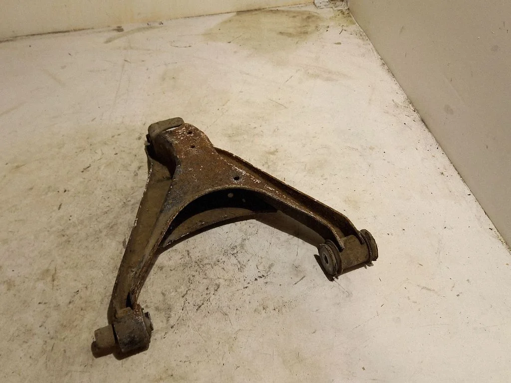 Tagumine ülemine õõtshoob 4B0505311