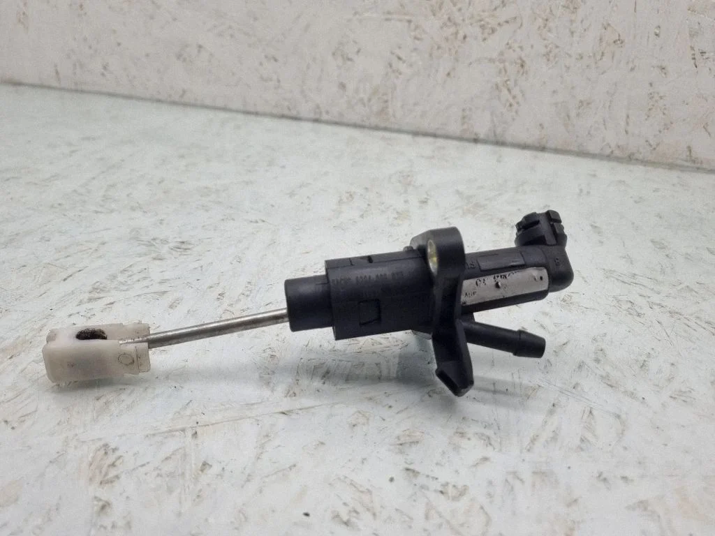 Clutch master cylinder 6284000033