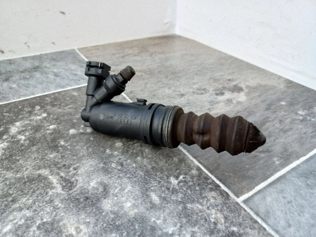 Clutch master cylinder 4F0721257B