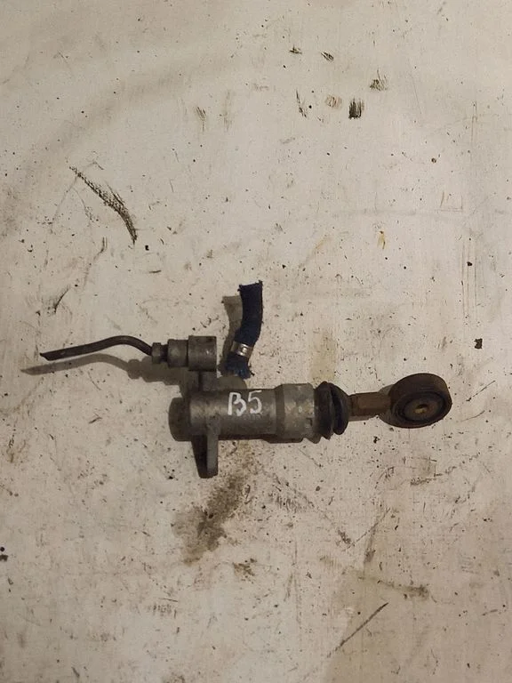 Clutch master cylinder 8D1721401B