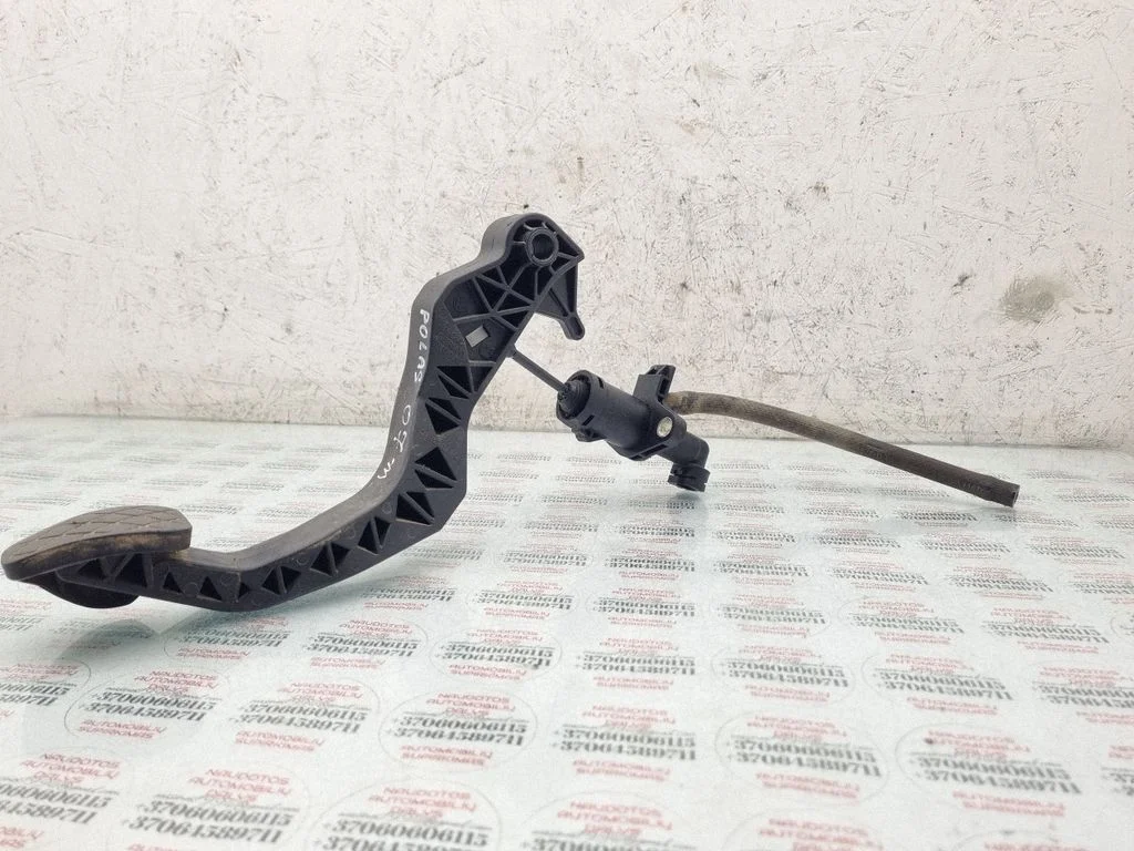 Clutch master cylinder – Volkswagen Polo IV 9N3 (2005-2009)