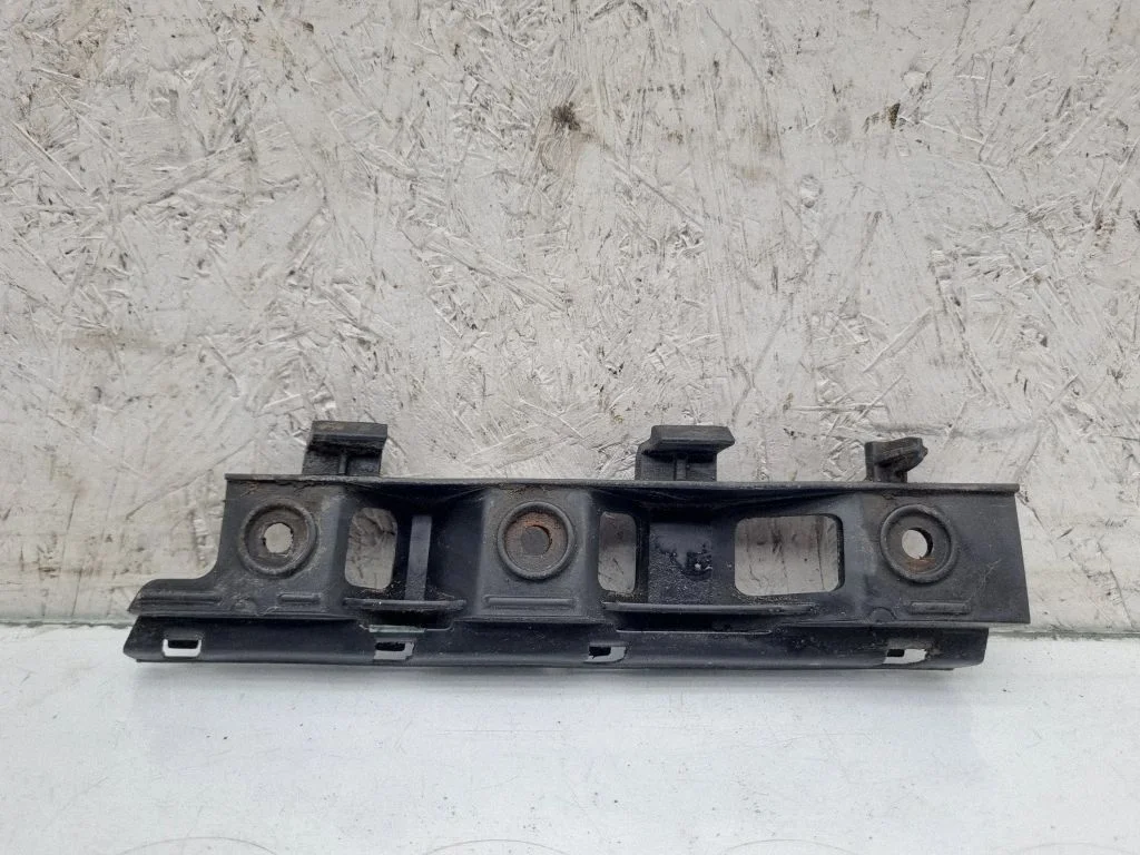 Priekšējā bampera turētājs 3C0807184
