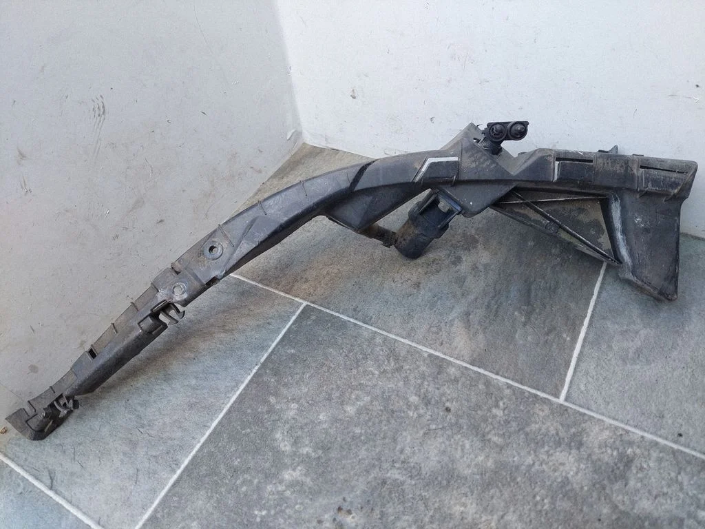 Front bumper mounting bracket 3B0807049C