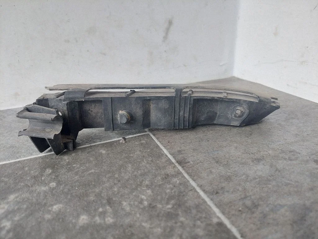 Front bumper mounting bracket – Audi A3 S3 8L (1996-2003)