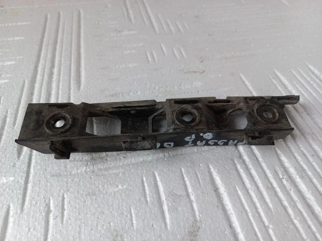 Front bumper mounting bracket 3C0807184