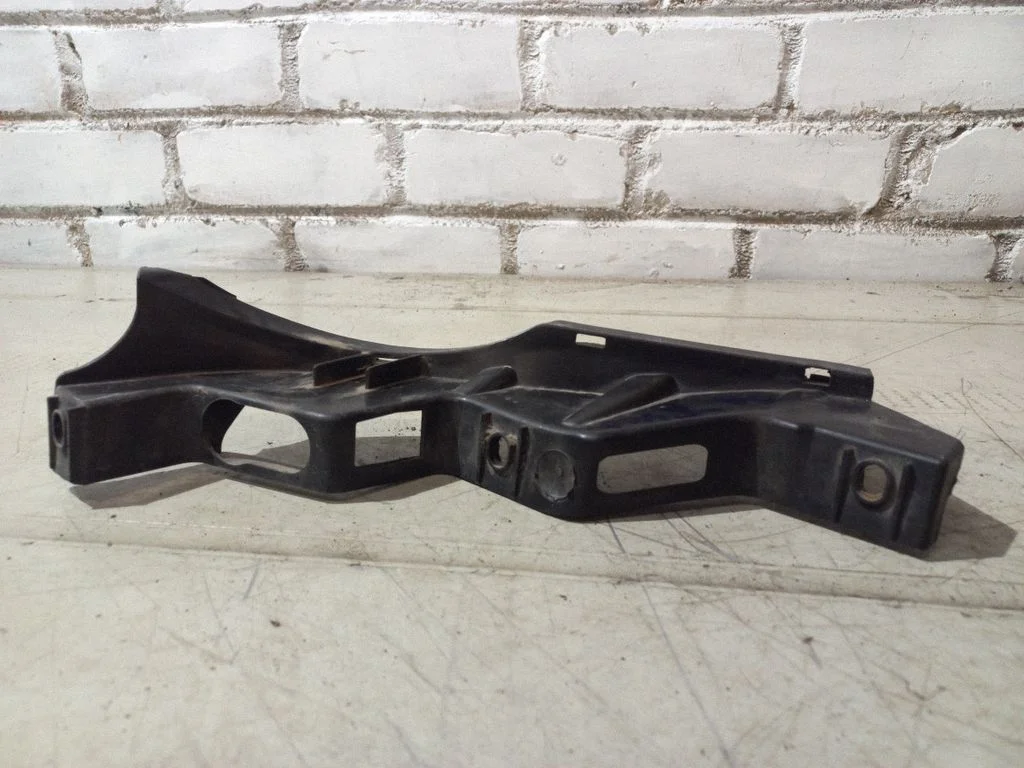Esistange kinnitusklamber 3C0807889