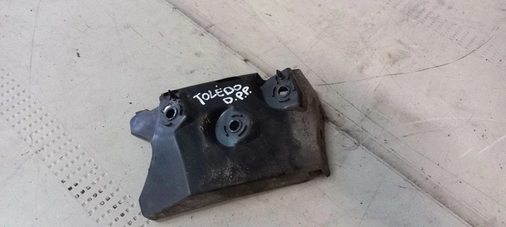 Front bumper mounting bracket 5P0807184