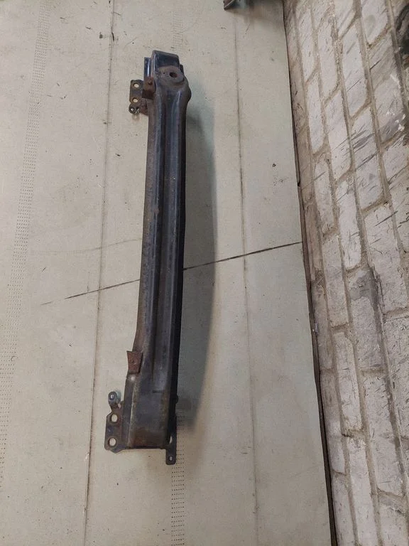 Front bumper mounting bracket