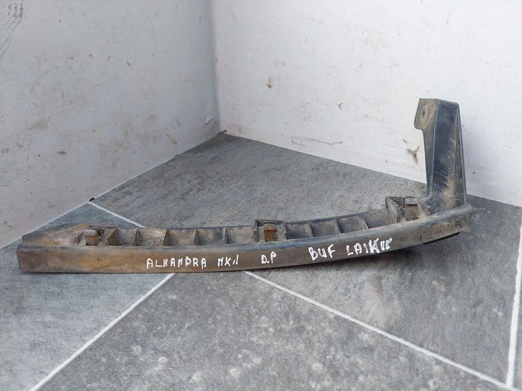 Front bumper mounting bracket 7M0807184B