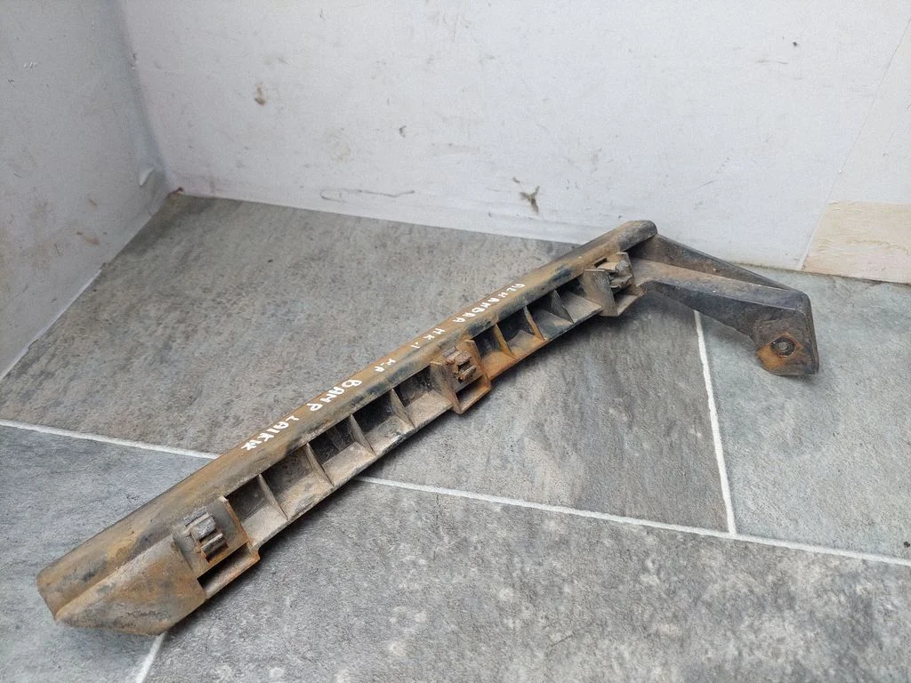 Front bumper mounting bracket 7M0807183B