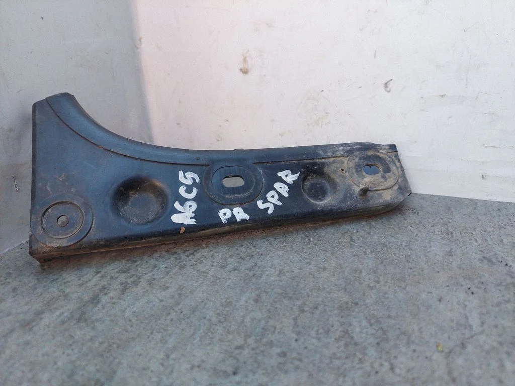 Front bumper mounting bracket 4B0807284B