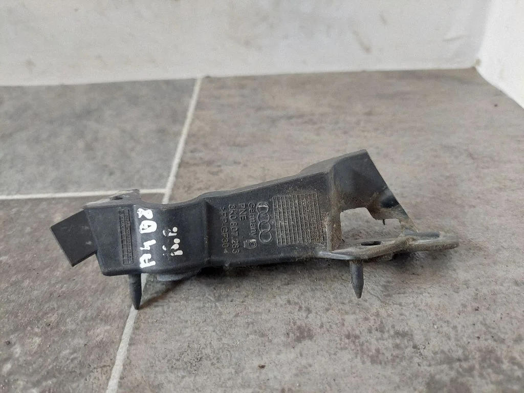 Priekšējā bampera turētājs 8K0807283