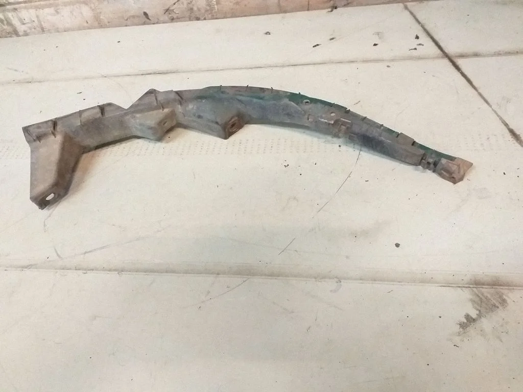 Front bumper mounting bracket 3B0807505A