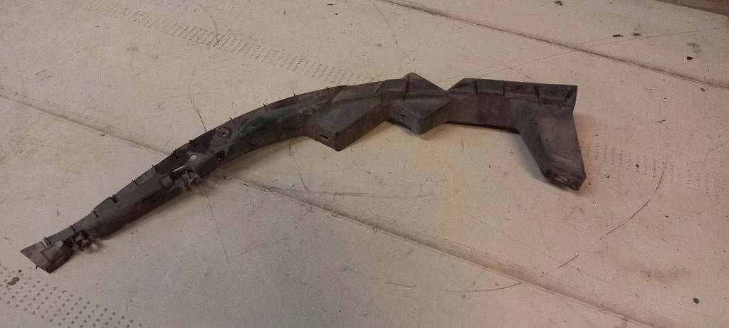 Front bumper mounting bracket 3B0807049A