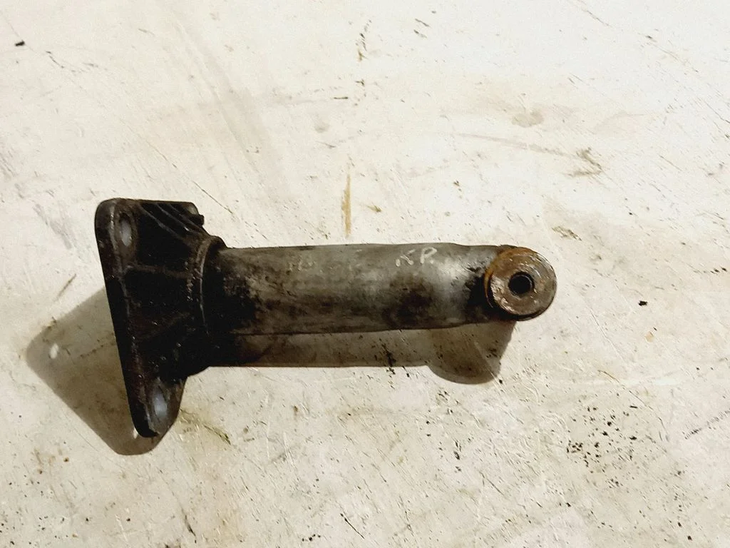 Front bumper mounting bracket – front left