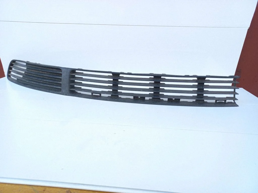 Front bumper lower grill 3V0853677A
