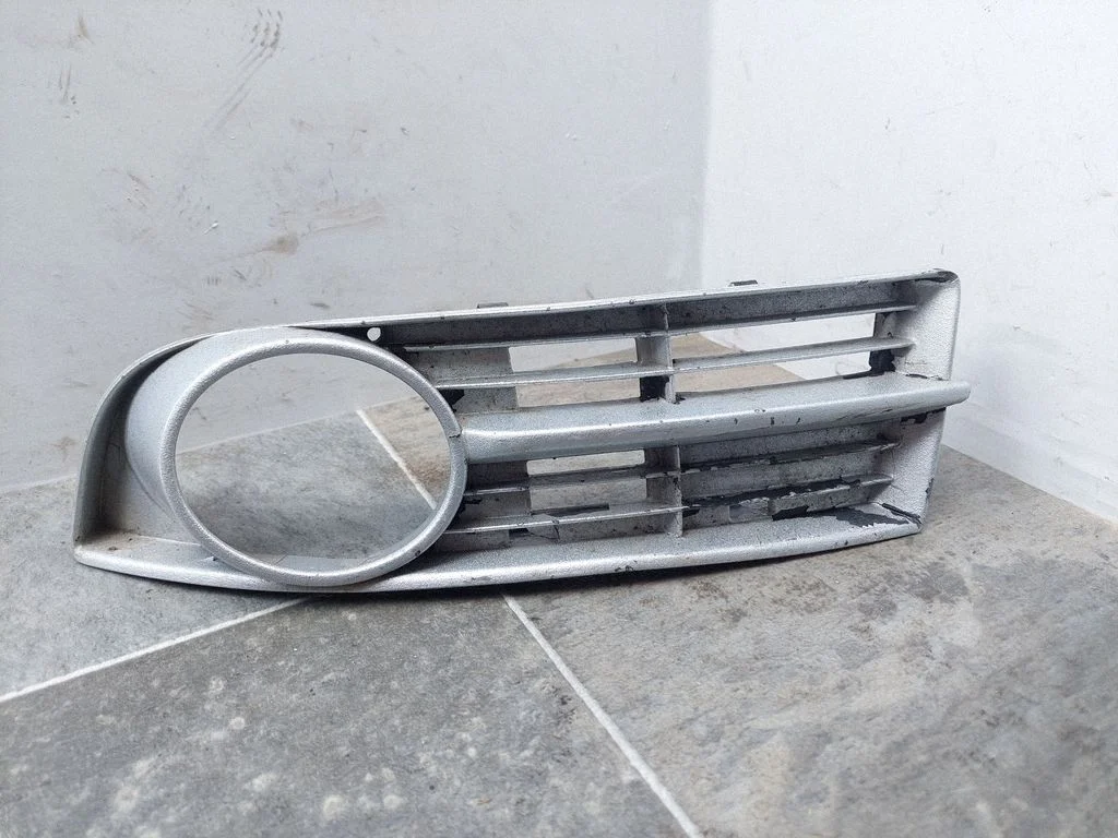 Front bumper lower grill 1T0853665A