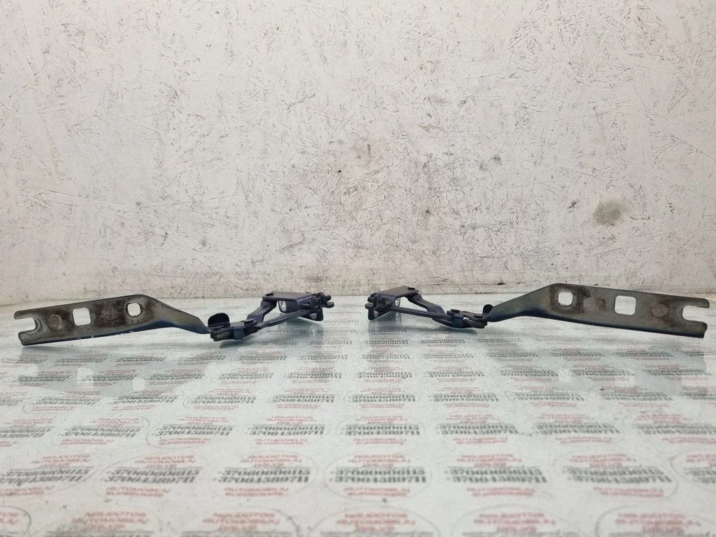 Engine bonnet/hood hinges 1K0823301C