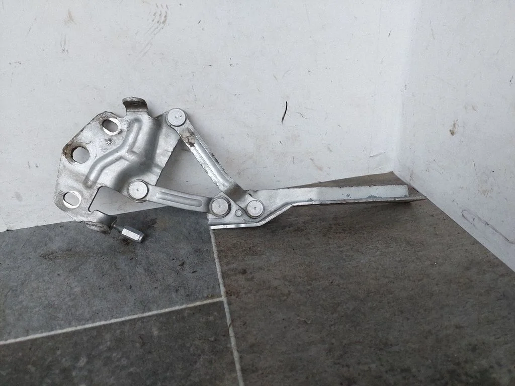 Motora pārsega eņģe (-es) 3C0823302D