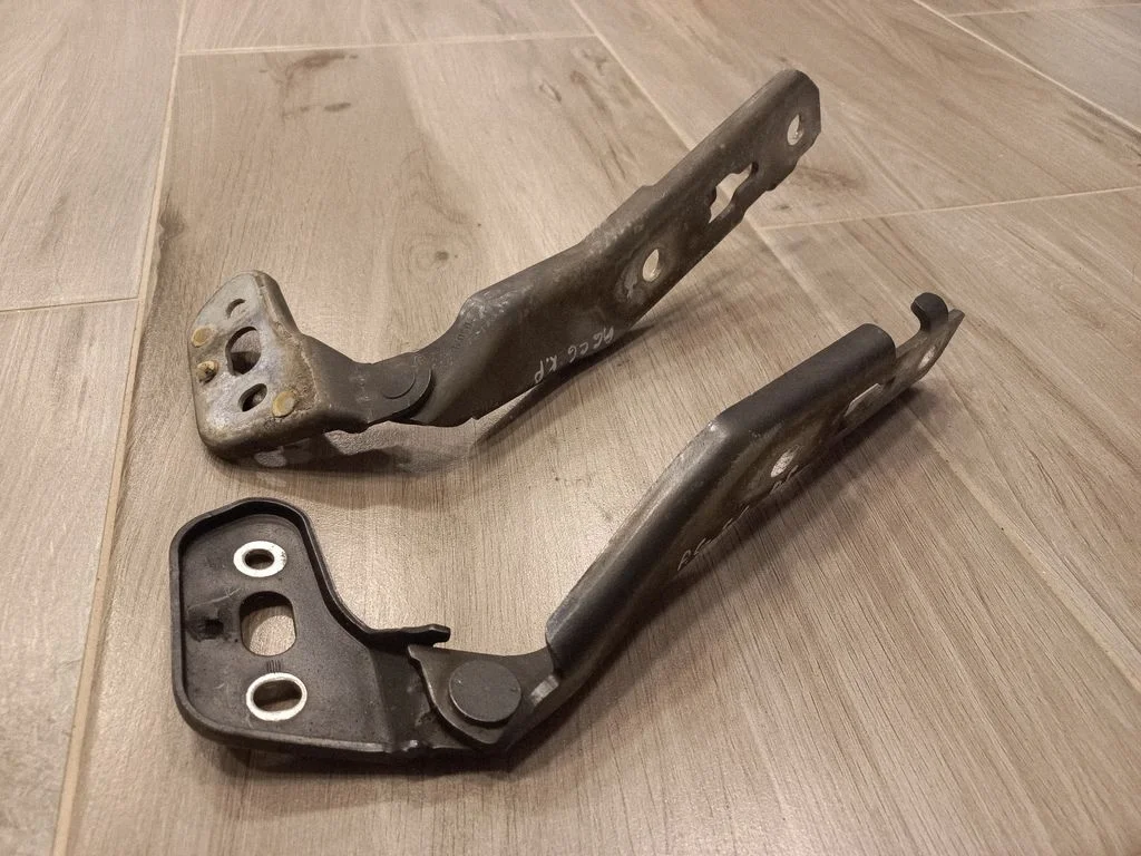 Engine bonnet/hood hinges – Audi A6 Allroad C6 (2006-2011)