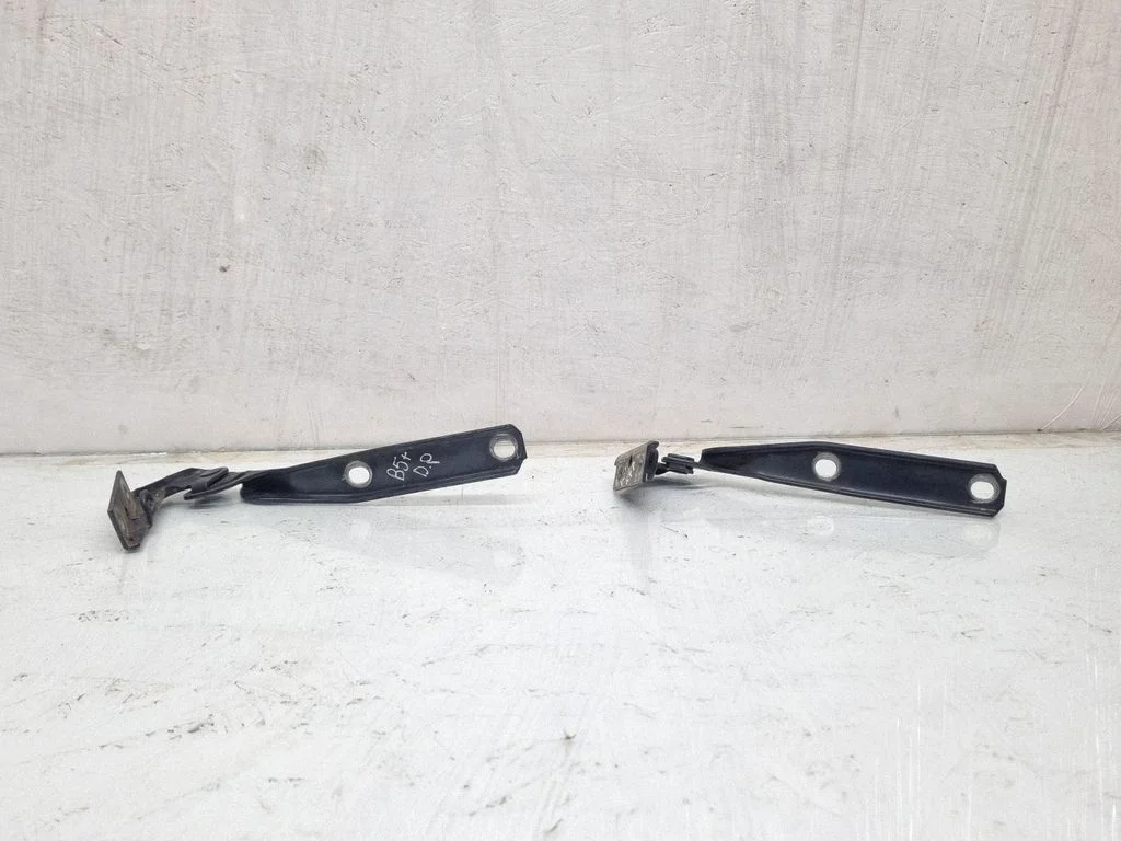 Engine bonnet/hood hinges