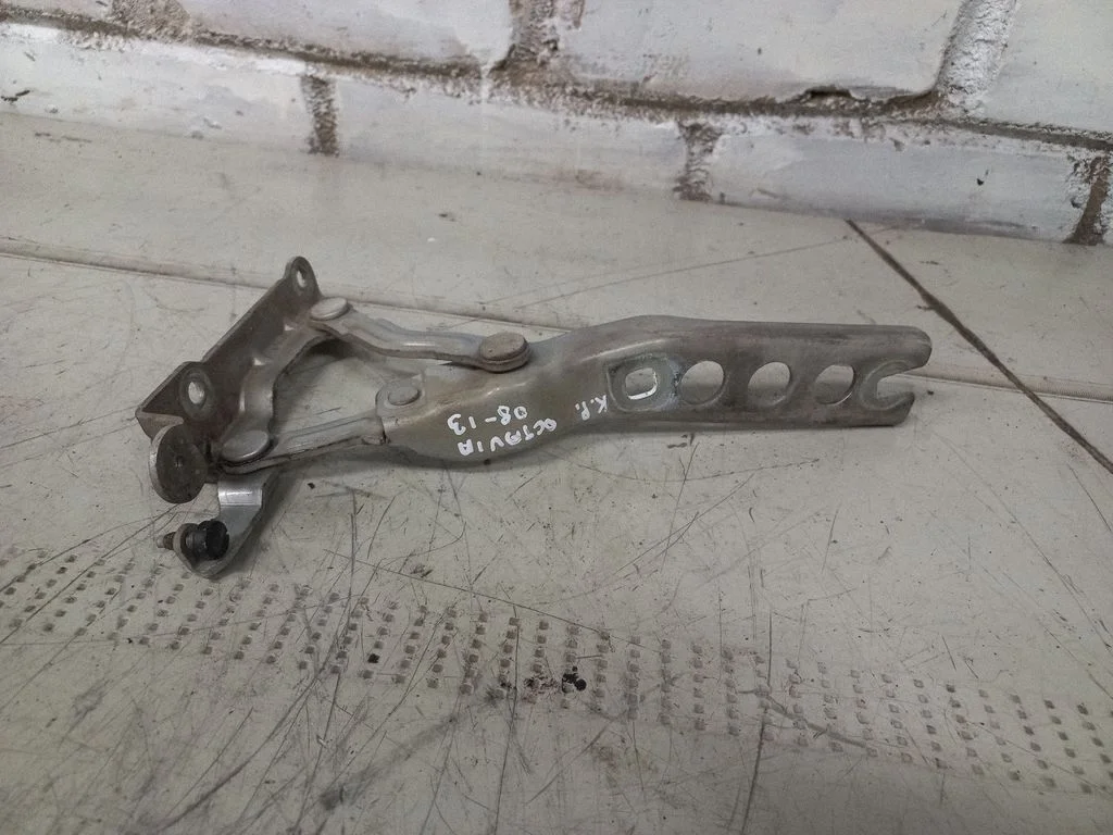 Engine bonnet/hood hinges – Skoda Octavia Mk3 (5E) (2013-2019)