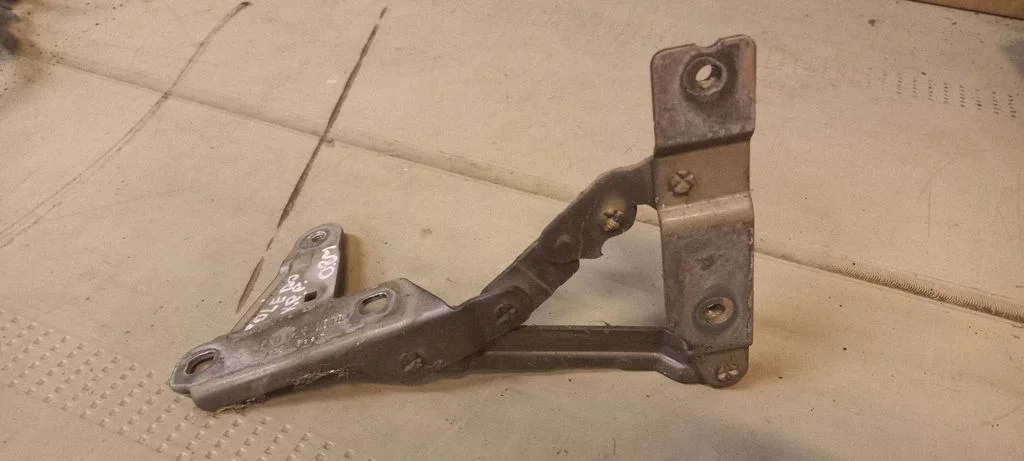 Engine bonnet/hood hinges 5P0823301B