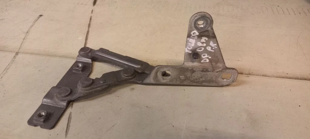Engine bonnet/hood hinges 5P0823302B