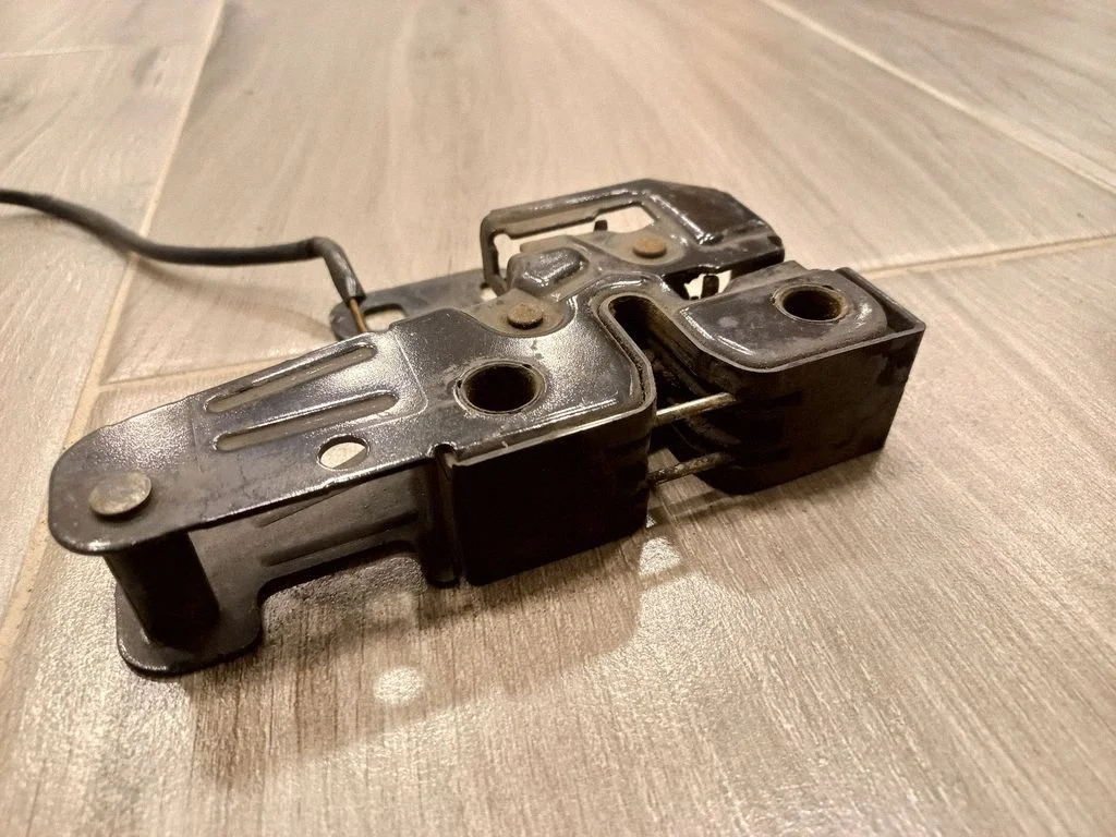 Engine bonnet/hood lock/catch – Audi A6 Allroad C6 (2006-2011)
