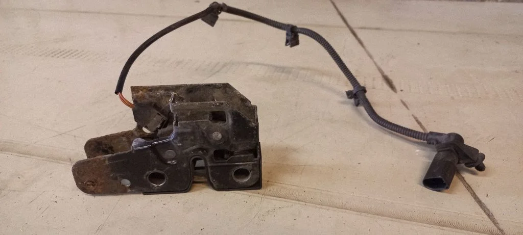 Engine bonnet/hood lock/catch 5P2823509A