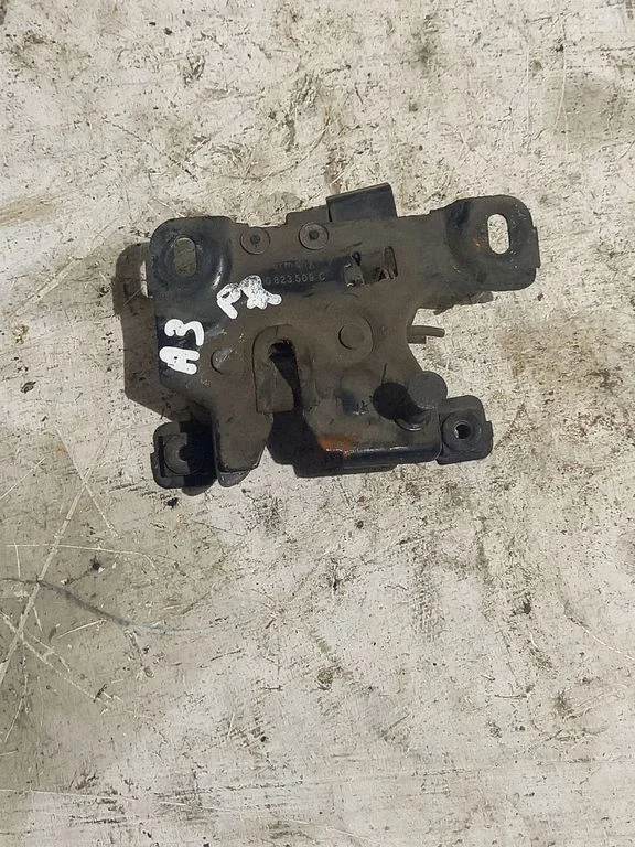 Motora pārsega slēdzene 8L0823509C